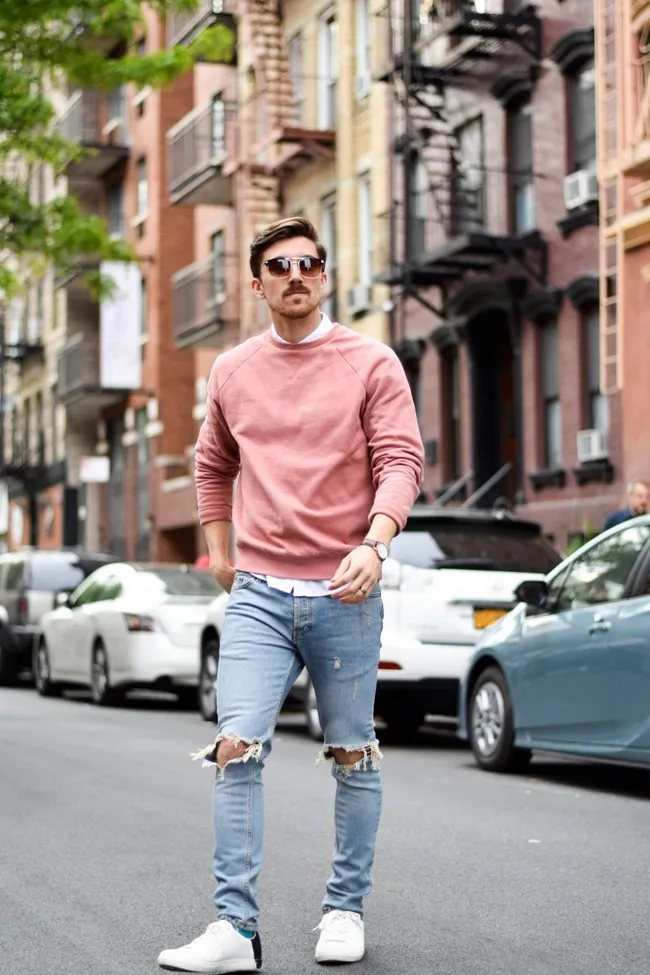 Phối đồ với quần jeans rách cá tính và áo sweater