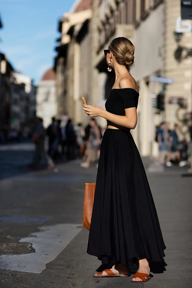 Áo xẻ vai tím cùng váy đen xòe sẽ giúp bạn trông nữ tính và dịu dàng hơn