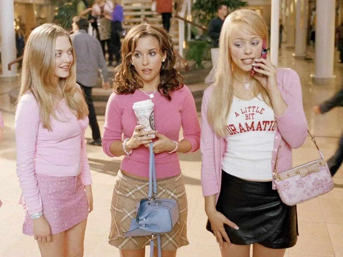 Các cô nàng trong phim Mean Girls có outfit theo Y2K style ấn tượng với túi xách nhỏ xinh