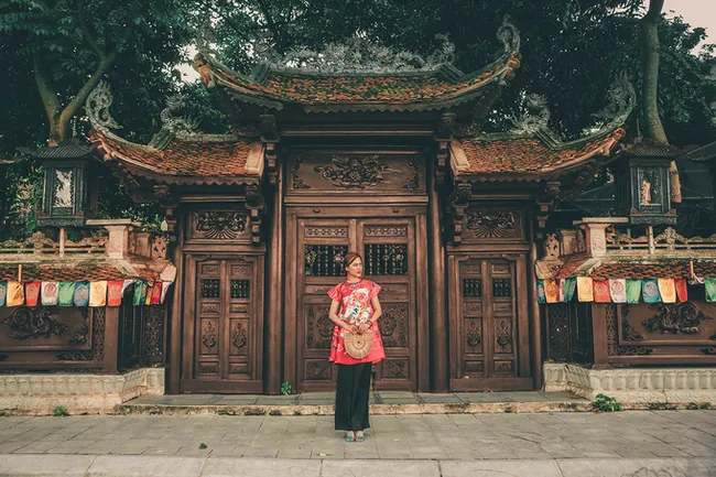 Lựa chọn trang phục lịch sự khi chụp ảnh tại chùa