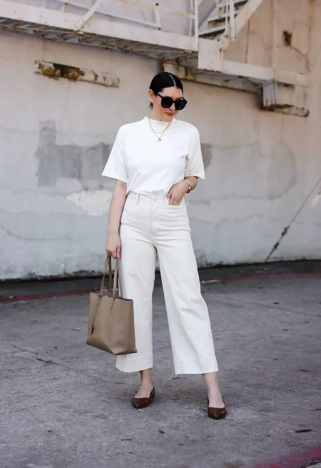 Phối đồ với quần jean ống rộng và áo phông trắng đơn giản, hiện đại