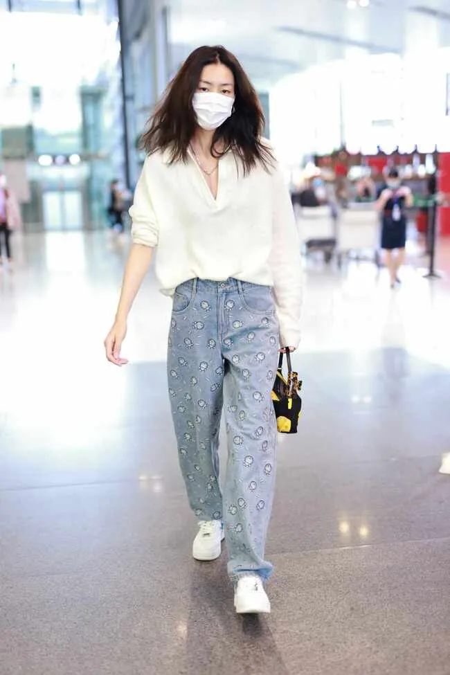 Áo sơ mi đơn giản cùng quần jean sẽ là gợi ý hoàn hảo cho thời trang sân bay