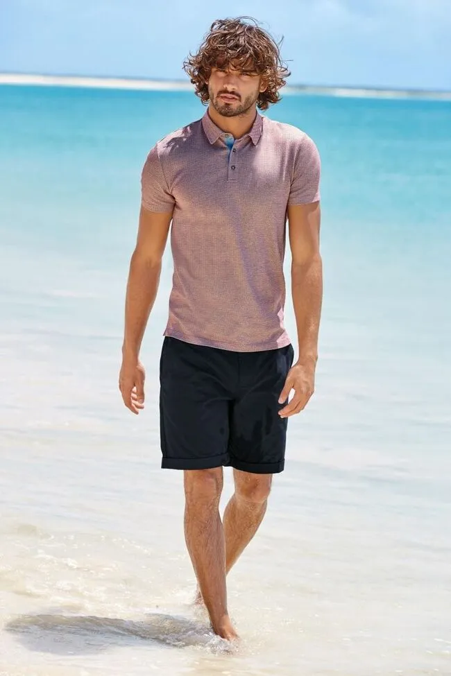 Phối đồ đi biển cực đơn giản cho nam với áo phông và quần short