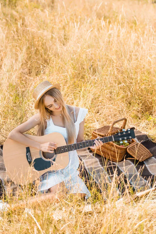 Pose dáng bên đàn guitar cũng là ý tưởng hay cho bức ảnh concept picnic