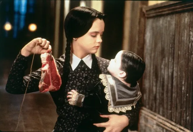 Lisa Loring thủ vai Wednesday Addams xuất hiện trên màn ảnh vào năm 1964