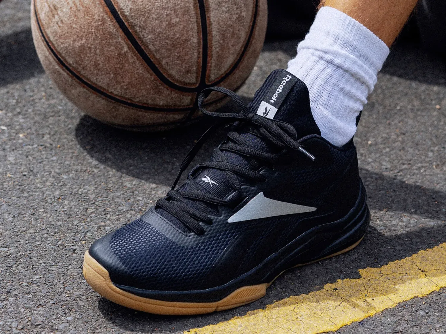 Giày bóng rổ có thiết kế ôm chân, khả năng chịu lực tốt nhằm tránh tổn thương chân