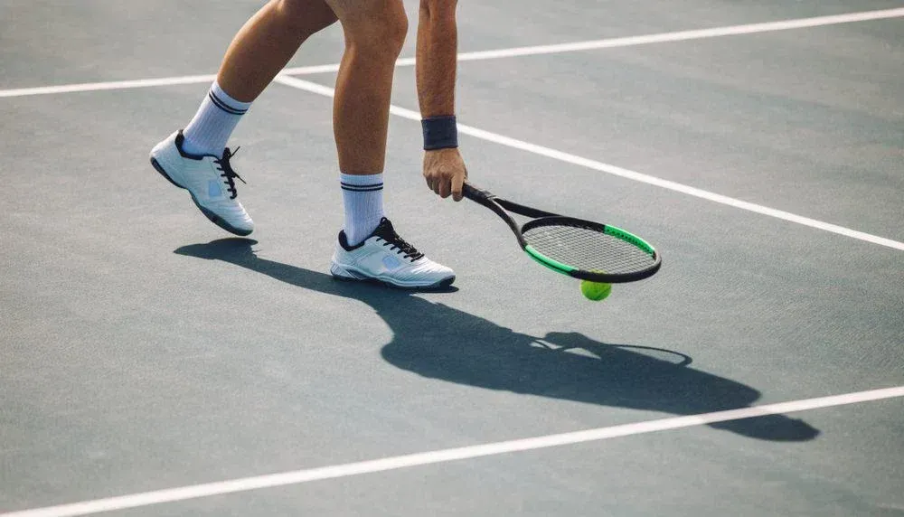 Giày tennis có nhiều lựa chọn đế mềm, đế nhiều gai thích hợp cho các mặt sân