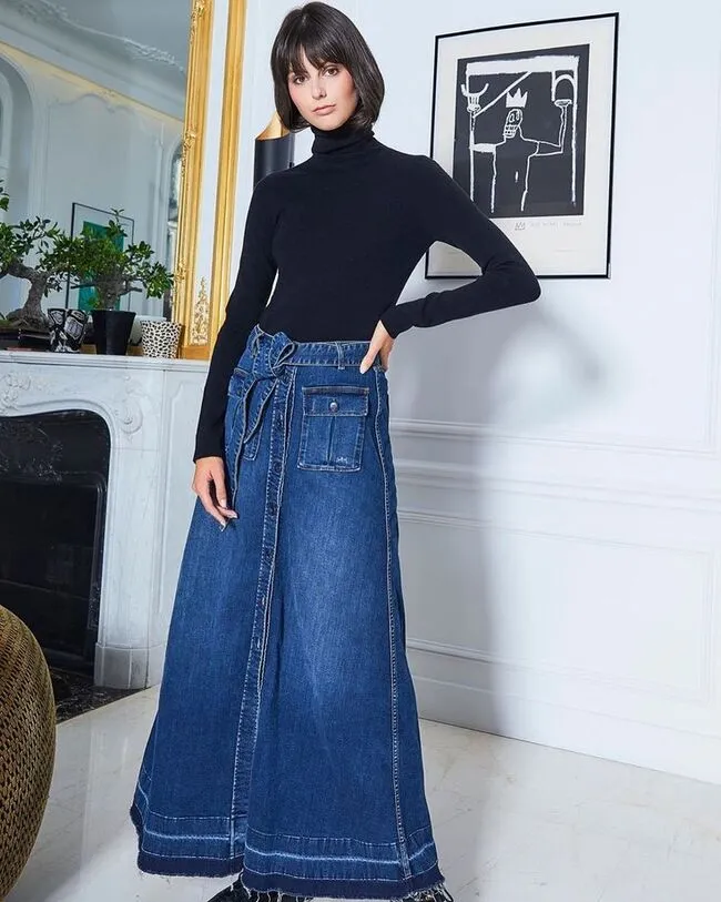 Ý tưởng phối đồ đơn giản cho mùa đông với chân váy jeans dài và áo cổ lọ